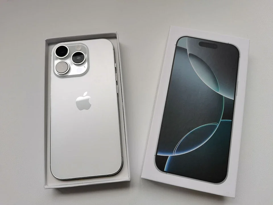 iPhone 16 Pro - Image 3